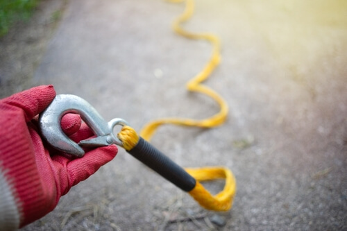 בחור מחבר רכב לגרר
