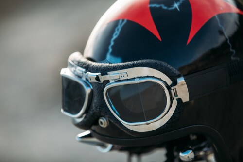 קסדה ומשקפי רכיבה