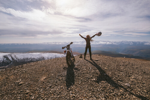 רוכבת שטח בחורף בהפסקת רכיבה